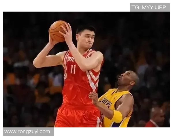 网友偷拍姚明日常生活瞬间引发热议网友纷纷点赞其真实不做作的亲民形象