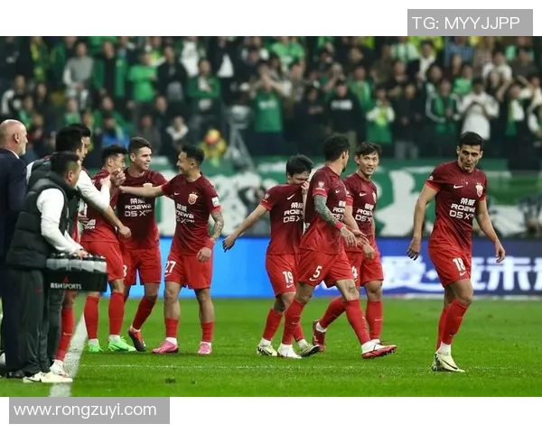 中超激战：AC米兰大胜里昂六比二引发全场轰动