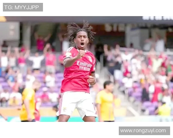 友谊赛精彩瞬间里昂逆转本菲卡帽子戏法引发争议判罚